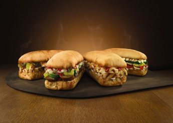 Poulet rti, sauce barbecue, oignons frits, bacon, gouda, crme frache lgre  
+ Frites 
+ 1 Boisson 33cl au choix. 